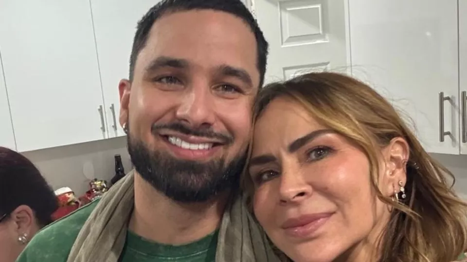 Fotografía de archivo de la actriz Aylín Mujica junto a su hijo Mauro.