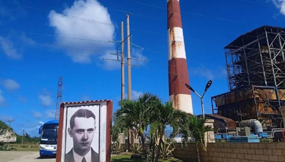 Vista exterior de la planta termoeléctrica Antonio Guiteras con sus chimeneas e instalaciones industriales.
