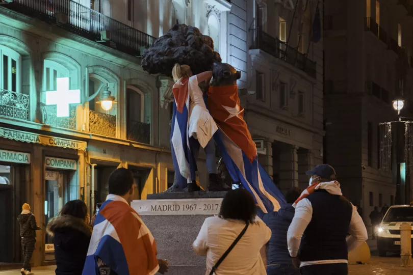 Grupo de personas de origen cubano realizando trámites migratorios en España.