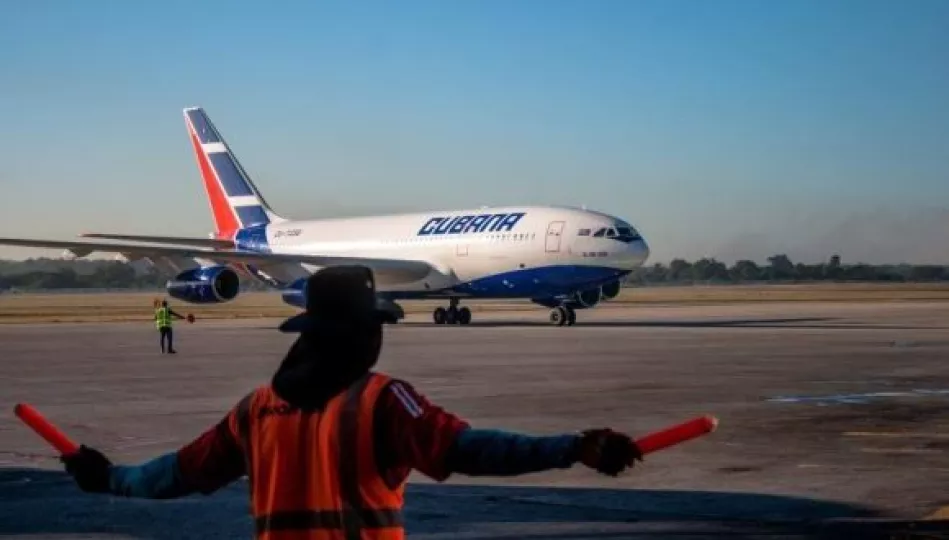 Logotipo y aeronave de la empresa estatal Cubana de Aviación.