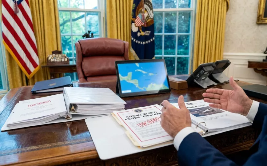El presidente Donald Trump en el Despacho Oval abordando preocupaciones sobre seguridad nacional relacionadas con Cuba.