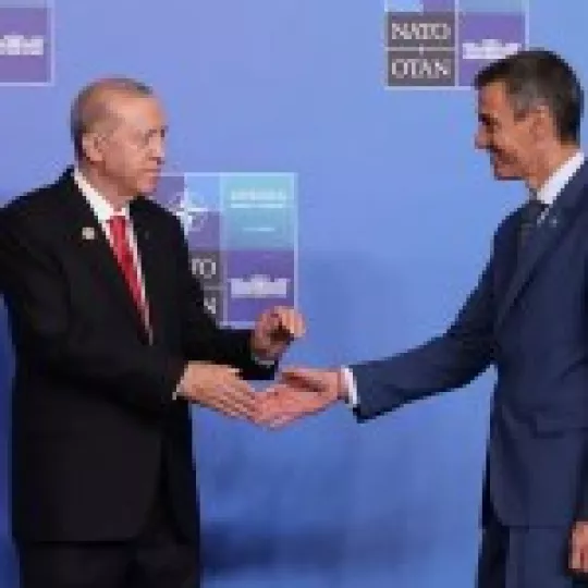 El presidente del Gobierno español, Pedro Sánchez, y el líder turco en el marco de la cumbre de la OTAN en Ankara.