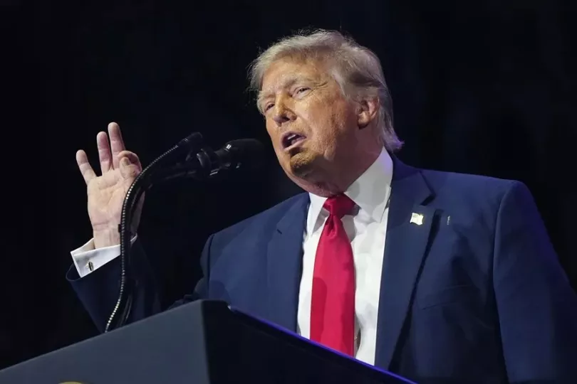 Donald Trump pronunciando un discurso ante el Monte Rushmore durante las celebraciones del 4 de julio.