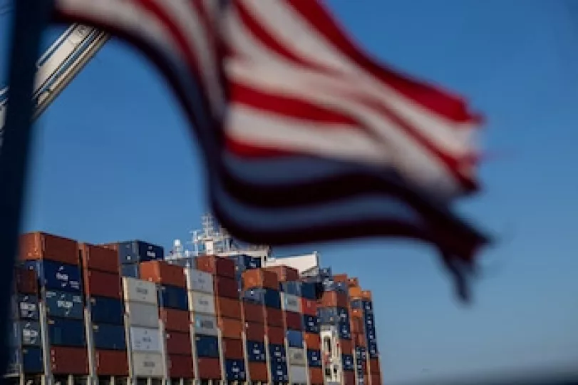Vista de contenedores de carga en un puerto comercial en representación del comercio exterior.