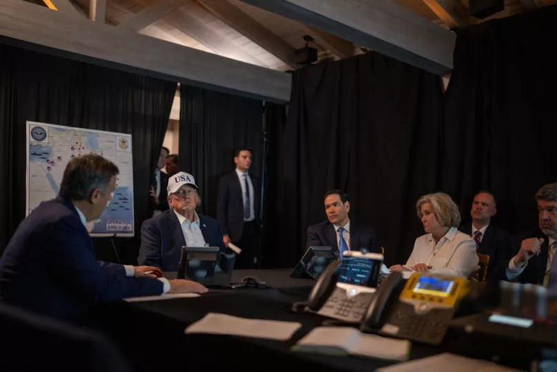 Fotografía de Donald Trump con elementos gráficos que aluden a una posible intervención militar en Cuba.