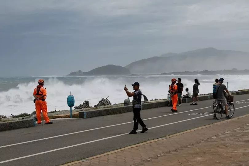 Vista satelital y trayectoria del tifón Bavi acercándose a la costa asiática.