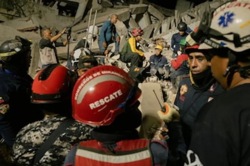 Escombros de un edificio derrumbado tras los sismos en Venezuela donde se realizan labores de rescate.