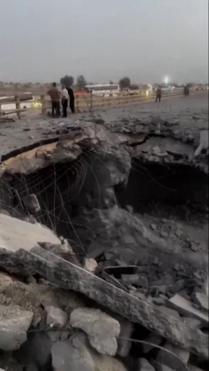 Vista diurna del puente de Kahurestán en Irán con daños estructurales tras los bombardeos.