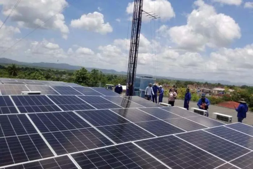 Instalación de paneles solares fotovoltaicos en una infraestructura de telecomunicaciones.