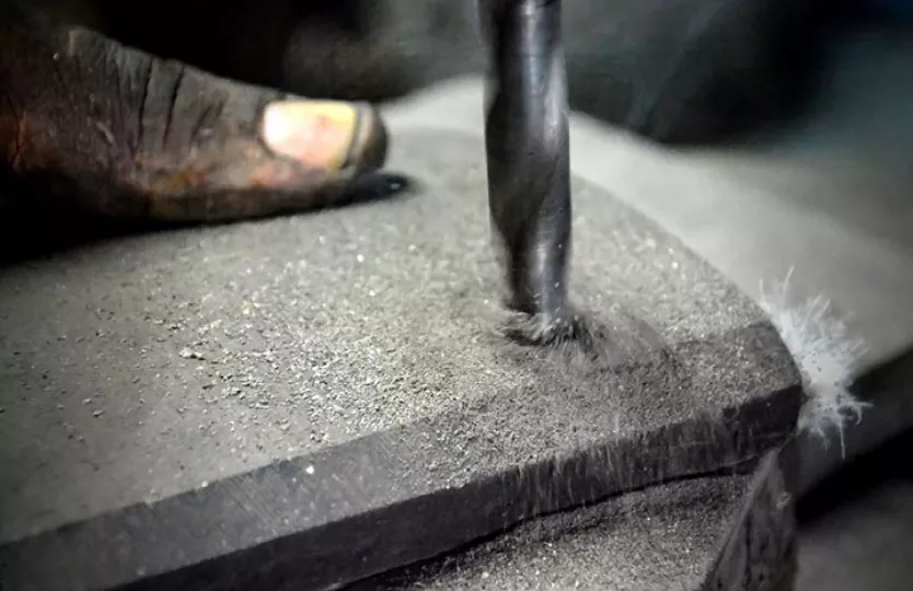 Taller especializado de Frenas Conmigo donde se realizan labores de mantenimiento y reparación de sistemas de frenos y piezas automotrices.