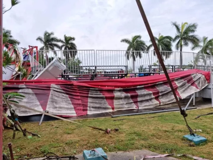 Vista de la entrada o estructuras del parque de diversiones La Isla del Coco en estado de deterioro.