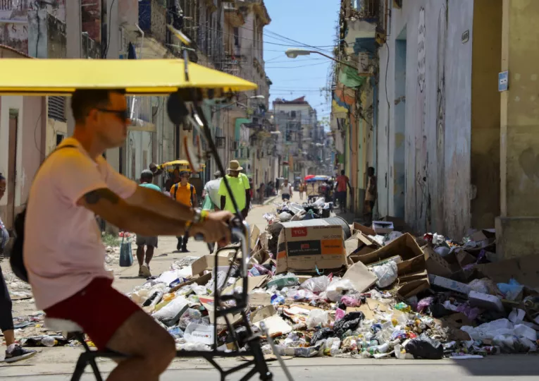 Triciclos eléctricos destinados a la recogida de basura en una calle de La Habana.