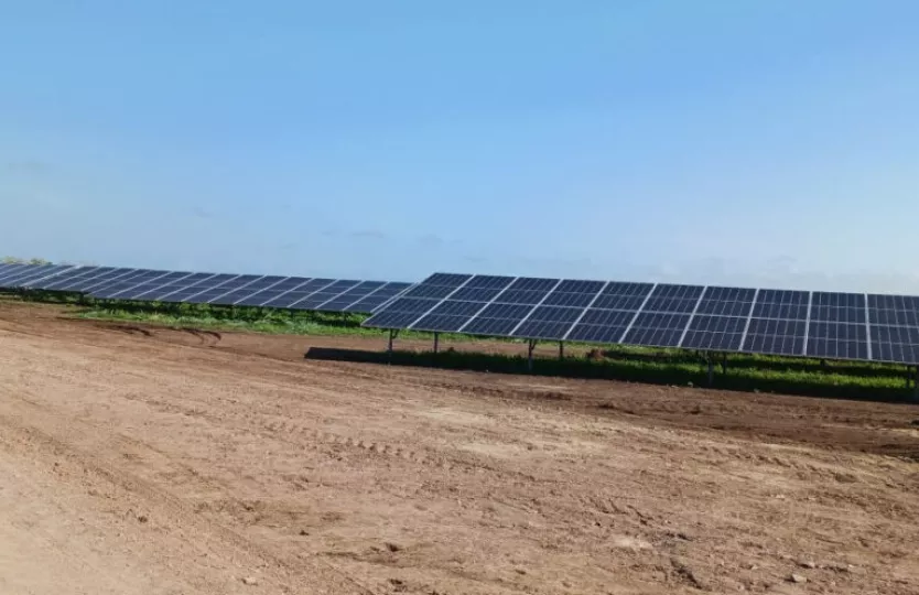 Vista panorámica del parque solar fotovoltaico Villa Victoria con sus filas de paneles solares instaladas en un terreno despejado.