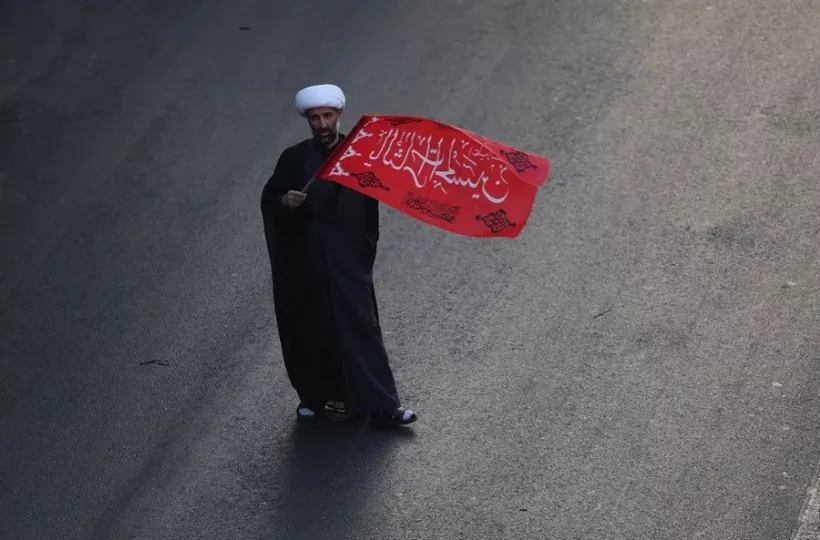 Procesión fúnebre de Alí Jameneí en Teherán con banderas iraníes.