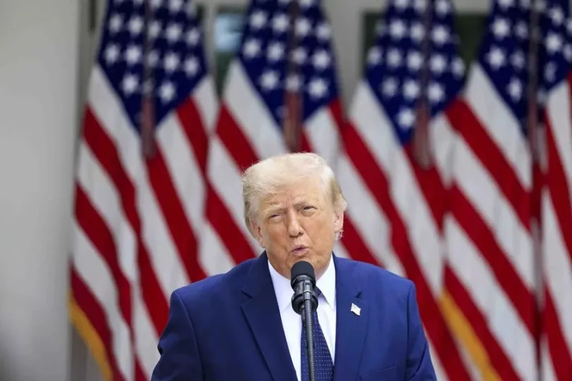 Donald Trump durante un evento oficial en una cumbre internacional.