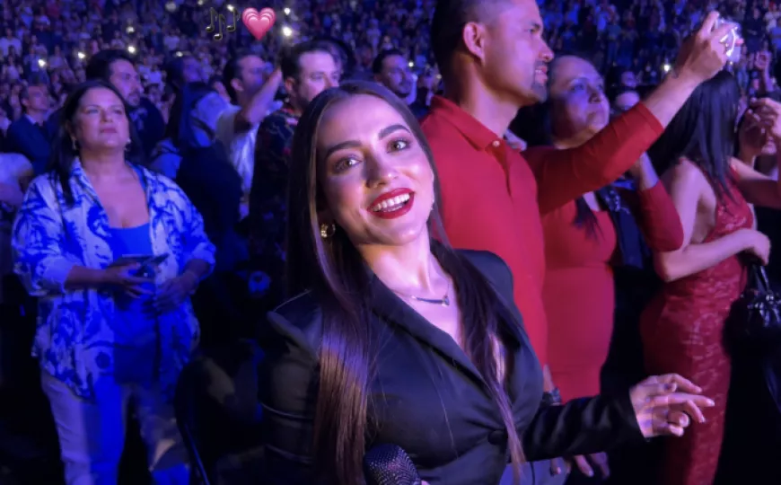 Joven cubana compartiendo el escenario con Romeo Santos y Prince Royce durante su presentación en Las Vegas.