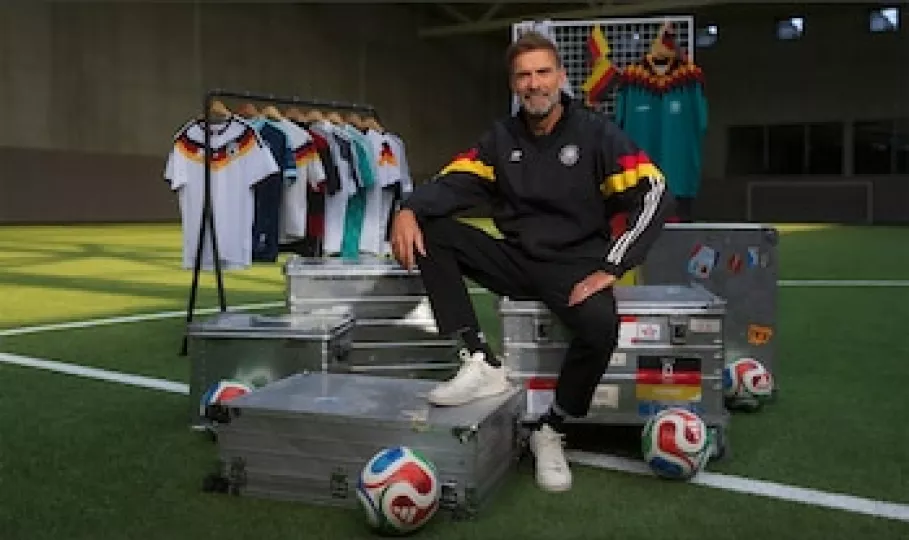 Jürgen Klopp durante su presentación oficial como nuevo entrenador de la selección de fútbol de Alemania.