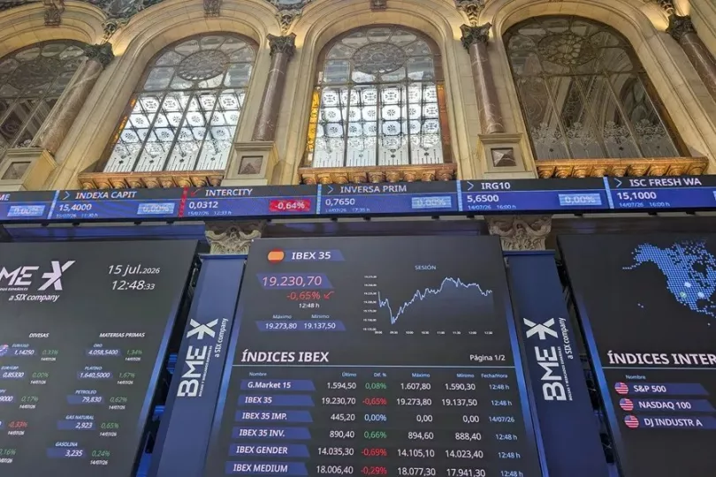 Vista exterior del edificio de la Bolsa de Madrid durante una jornada de cotización.