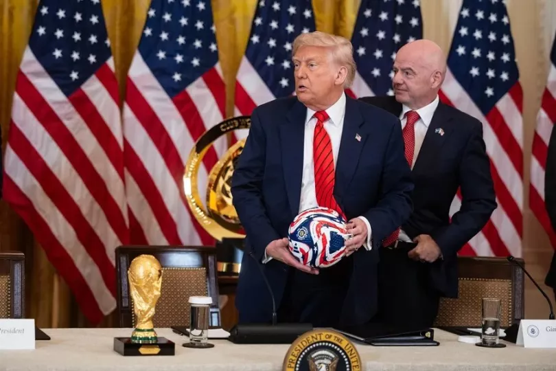 Donald Trump junto a Gianni Infantino durante una reunión oficial.