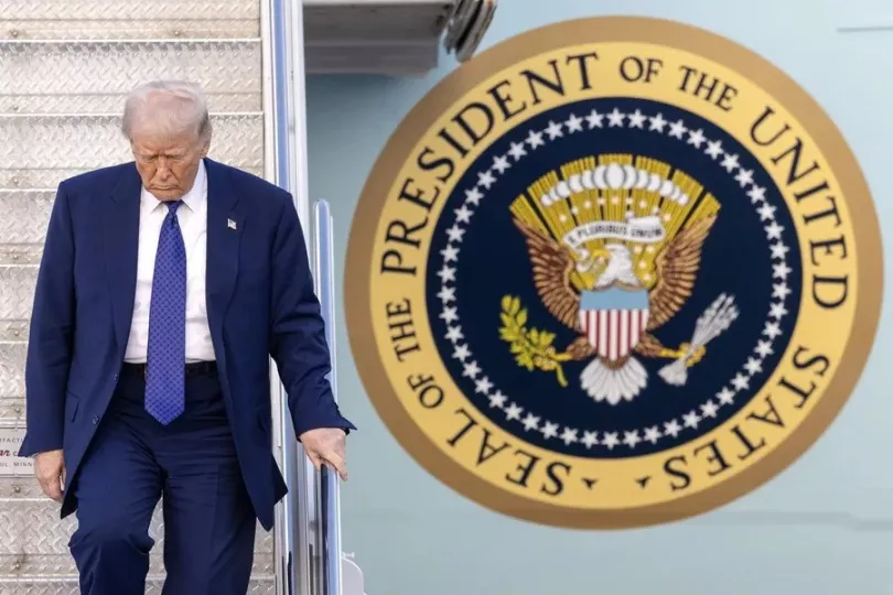 Avión oficial del presidente de los Estados Unidos en una pista de aterrizaje.