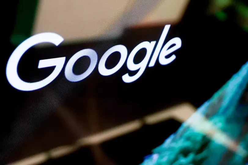 Sede de la Comisión Europea en Bruselas con el logo de Google representado en una pantalla.