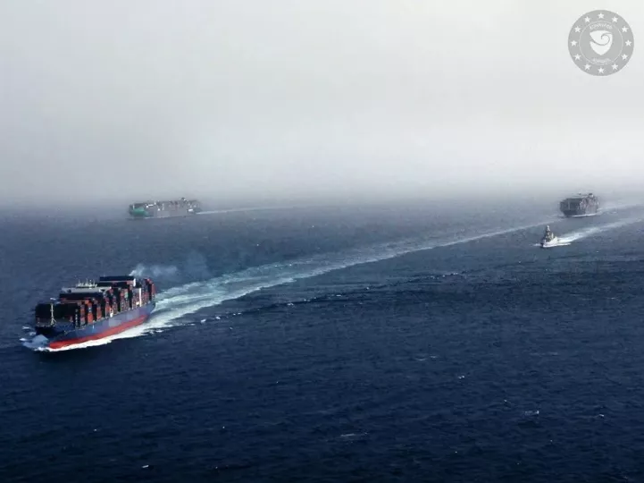 Buque de carga navegando en aguas abiertas.