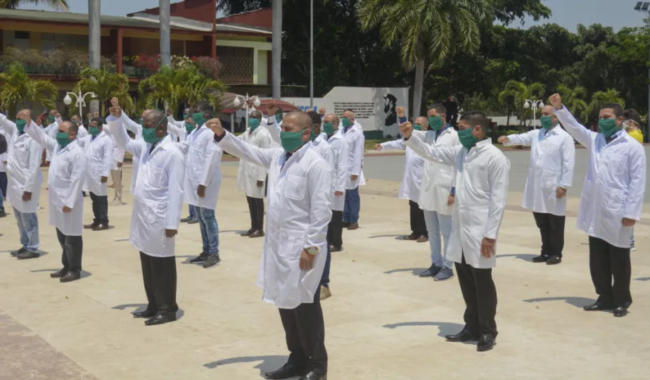 Profesionales médicos cubanos trabajando en instalaciones del sistema de salud de Jamaica.