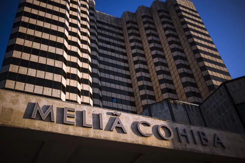 Edificio de hotel de la cadena Meliá en Cuba.