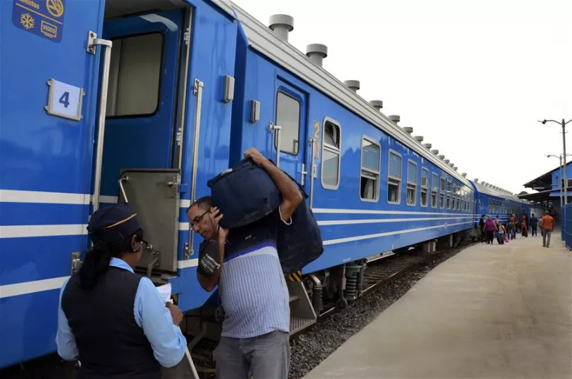 Trenes nacionales de Cuba en una estación ferroviaria.