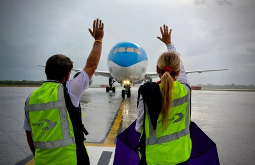 Aeronave Boeing 787-9 Dreamliner de la aerolínea Neos Air recibiendo el tradicional arco de agua de bienvenida en el Aeropuerto Internacional Frank País de Holguín.