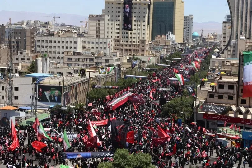 Multitud de personas asistiendo al funeral del ayatolá Alí Jameneí en Irán.