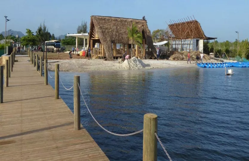 Vista del litoral y la infraestructura en desarrollo del nuevo punto náutico Puerto Esperanza en Pinar del Río.