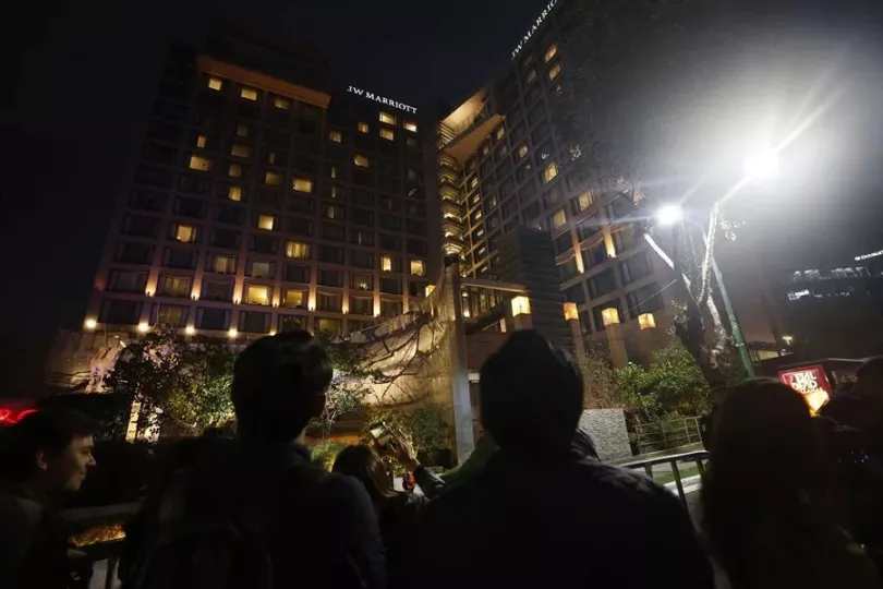 Elementos de seguridad custodian las vallas instaladas frente al hotel de concentración de la selección inglesa.