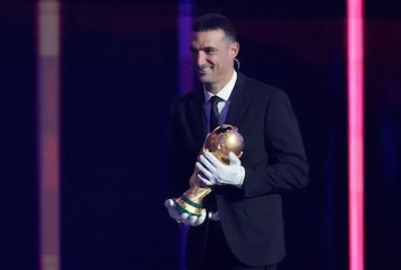 Trofeo de la Copa Mundial de la FIFA sobre una base de malaquita.