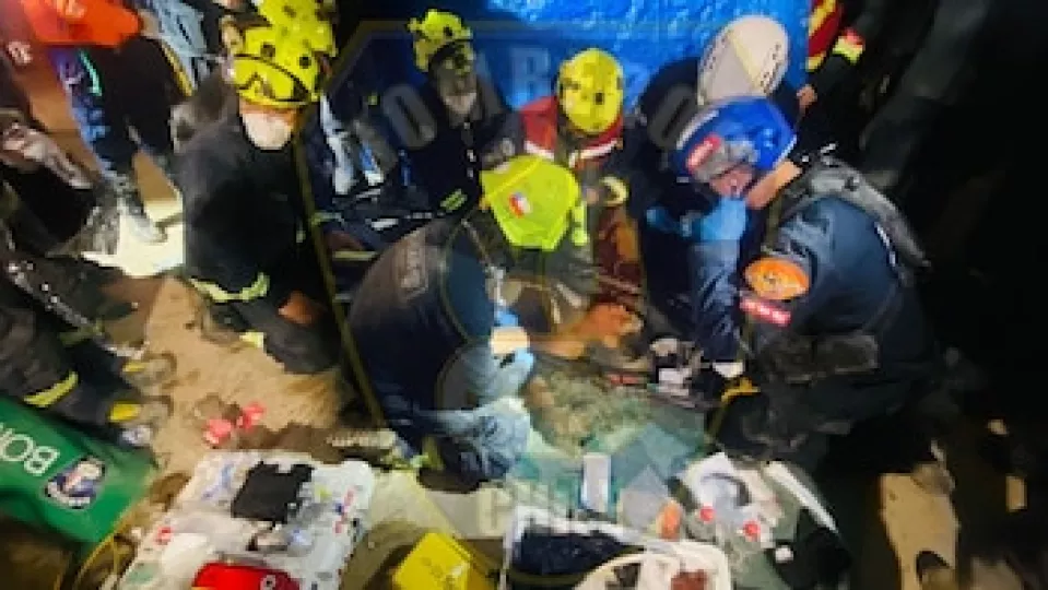 Imagen de las labores de rescate entre los escombros de un edificio colapsado en Venezuela.
