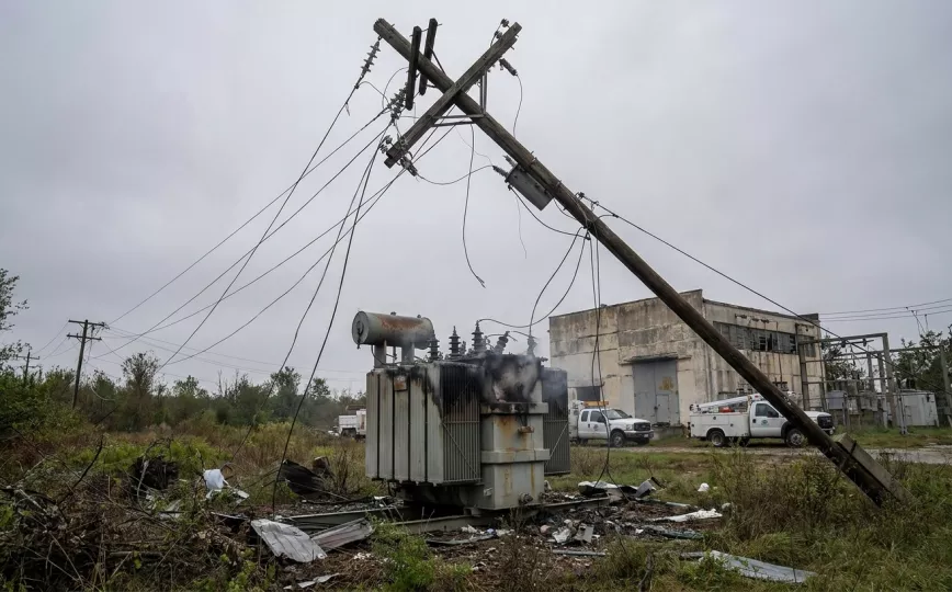Infraestructura eléctrica dañada tras la caída del sistema.