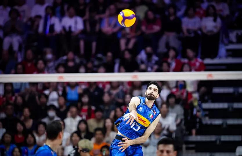Jugadores de voleibol de Cuba e Italia durante un encuentro oficial de la Liga de Naciones.