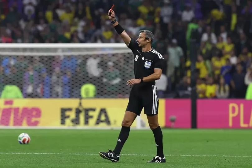 El árbitro Slavko Vinčić en el terreno de juego durante un partido de fútbol.