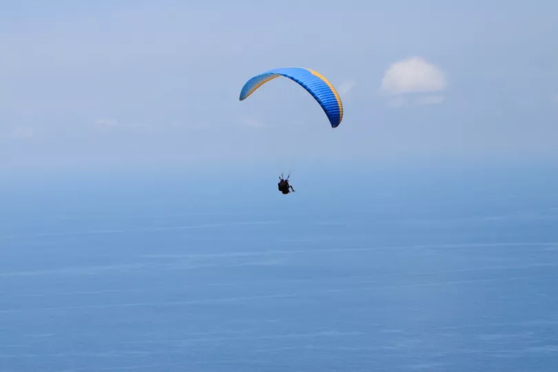 Parapente sobrevolando una zona costera en la Isla de la Juventud.