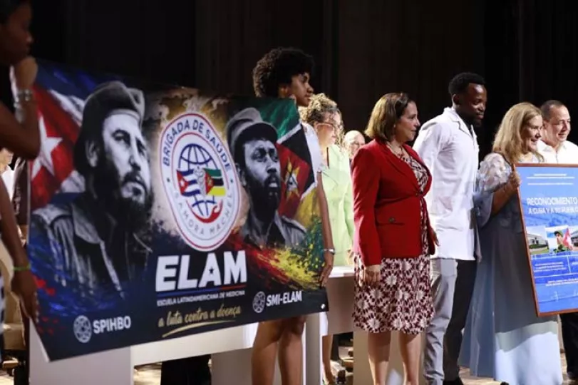 Acto de graduación en la Universidad de Ciencias Médicas de La Habana con presencia de autoridades y nuevos profesionales de la salud.