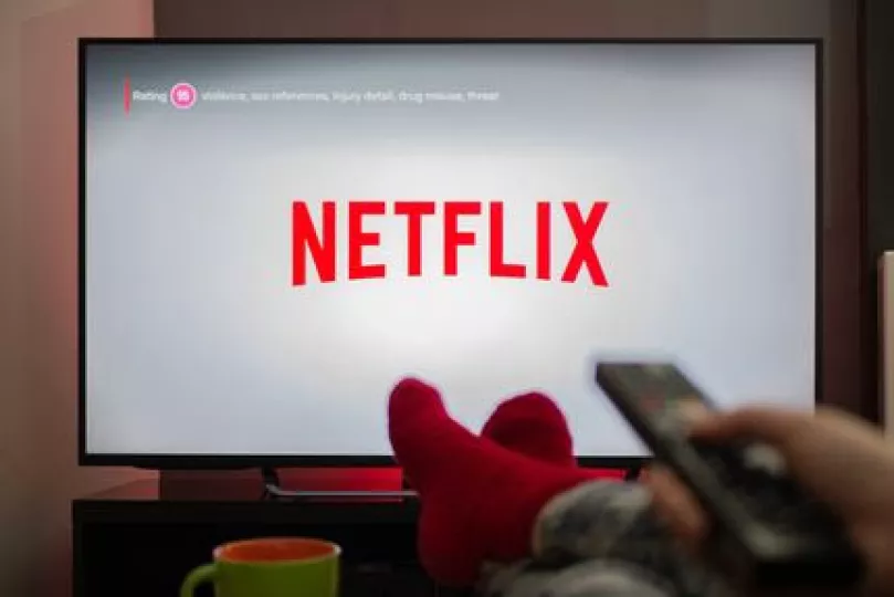 Esta serie de Netflix relata el vínculo entre una artista estadounidense y un cocinero siciliano que se conocen en Italia.