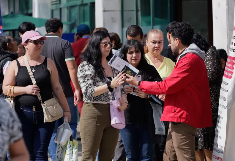 Decenas de personas, en la Embajada de EE UU en Ciudad de México, en una imagen de archivo.