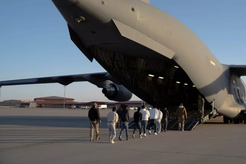 Agentes de seguridad del Servicio de Aduanas y Protección Fronteriza de EE. UU. guían a migrantes detenidos para abordar un avión C-17 Globemaster III de la Fuerza Aérea de EE. UU. para un vuelo de deportación en Fort Bliss, Texas, EE. UU., el 23 de enero de 2025. Departamento de Defensa/Sargento de primera clase del Ejército de EE. UU