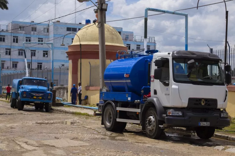 Imagen que muestra las dificultades de acceso y escasez de agua en la ciudad de La Habana.