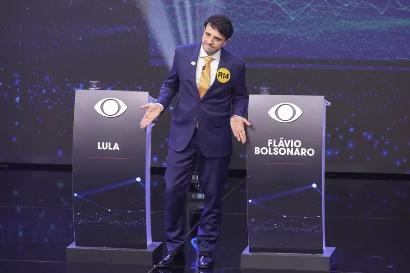 Atriles vacíos en el escenario del primer debate presidencial en Brasil durante la ausencia de los principales candidatos.