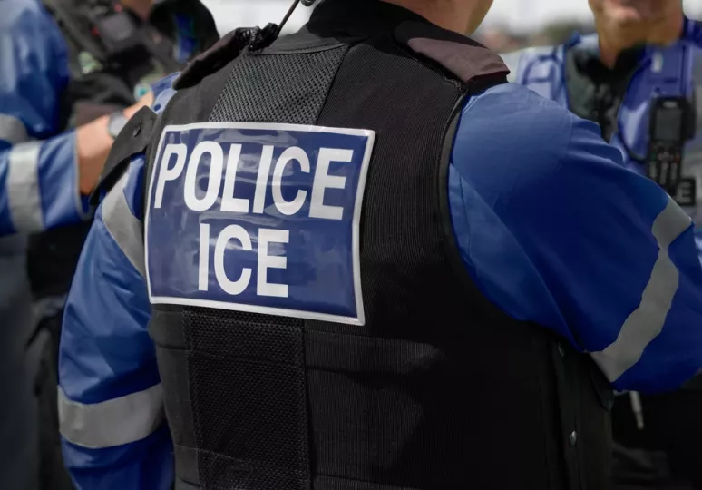 Agentes del servicio de inmigración (ICE) realizando operativos de detención.
