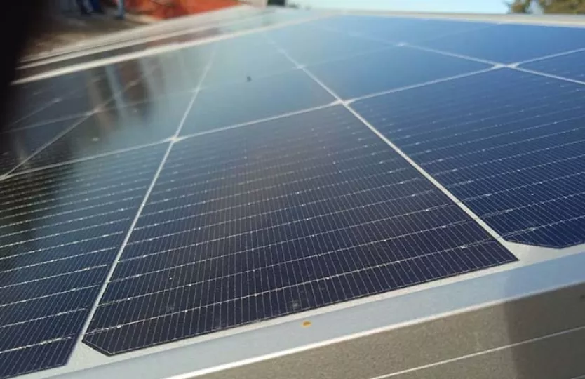 Vista de los trabajos de montaje de paneles solares en una planta fotovoltaica en construcción.