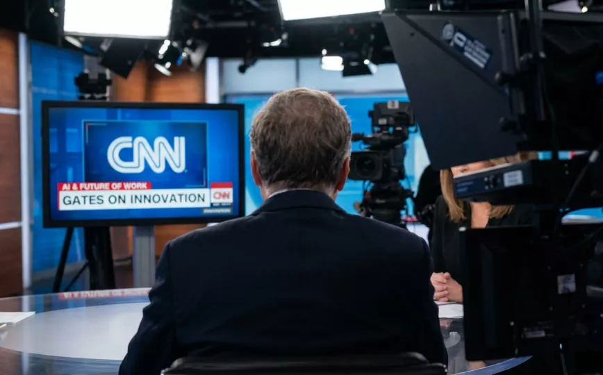 Bill Gates durante su entrevista en CNN discutiendo sobre el futuro de la inteligencia artificial.
