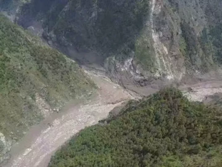Vista aérea de una zona montañosa en Nepal afectada por un flujo masivo de escombros y lodo tras el colapso de un glaciar.