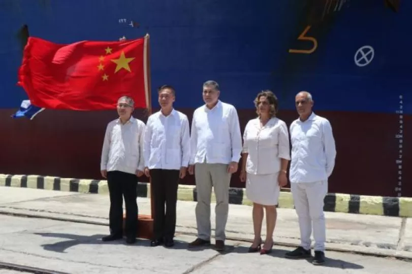Ceremonia de recepción del donativo de arroz chino en Cuba con la presencia de autoridades de ambos países.
